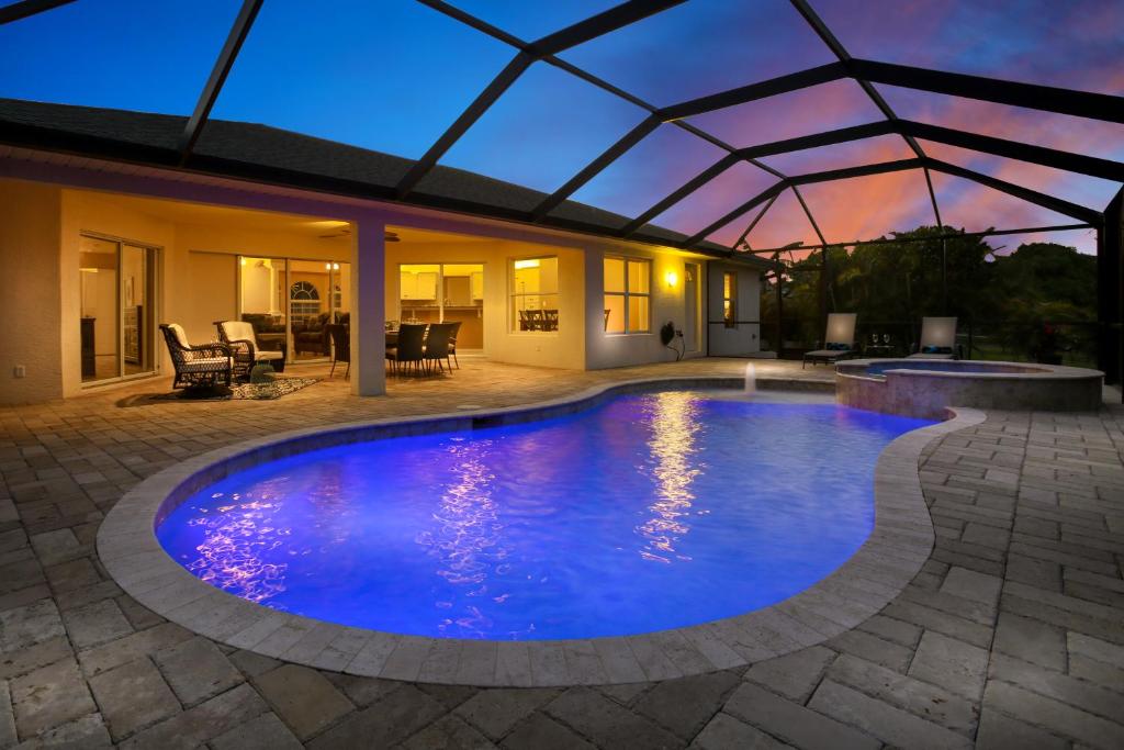 珊瑚角Villa Savannah的一个带屋顶的后院游泳池