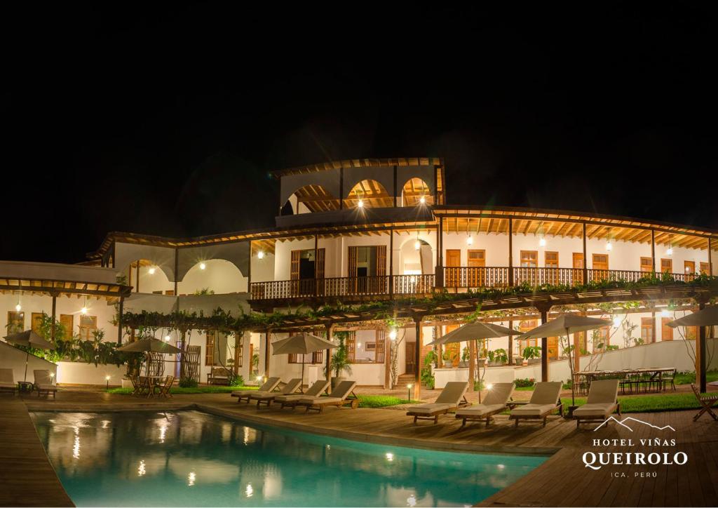 伊察维纳斯奎若罗酒店 的夜间设有游泳池的酒店