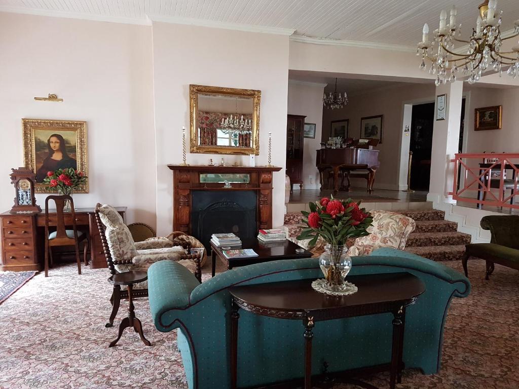 察嫩舍伍德乡间别墅酒店的客厅设有蓝色的沙发和壁炉