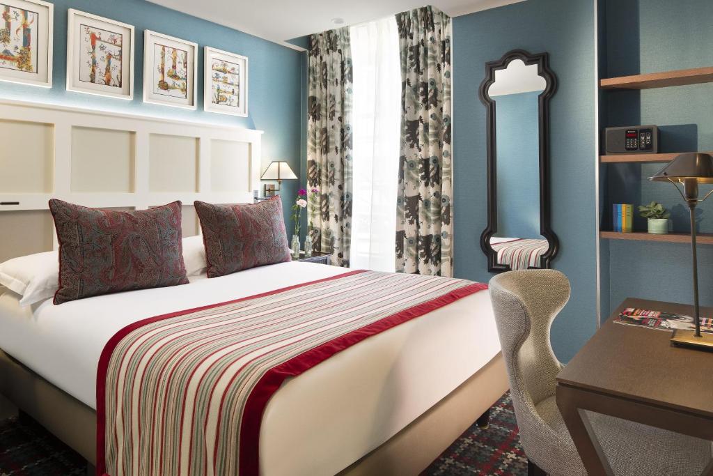 巴黎托内勒斯酒店的一间卧室配有一张床、一张桌子和一张书桌
