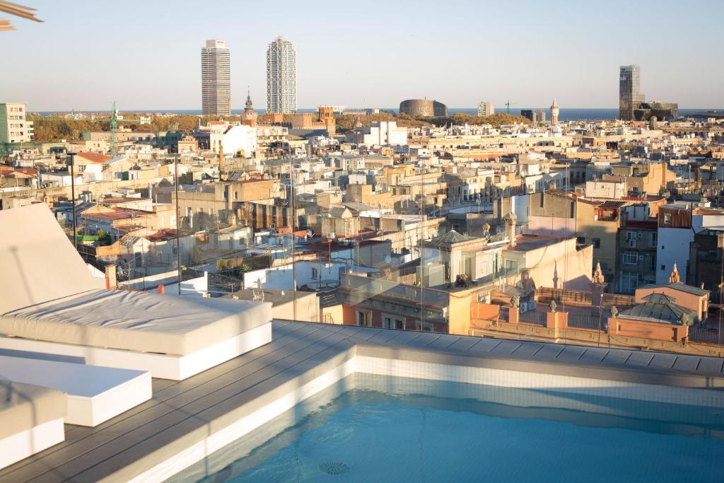 巴塞罗那尤尔板特拉法加酒店的从带游泳池的建筑屋顶上欣赏美景