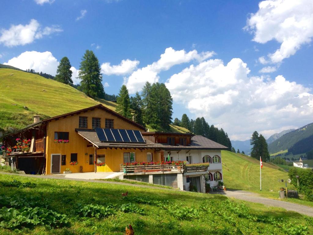 FrauenkirchBnB Guesthouse Lusi的山边的太阳能电池板房子