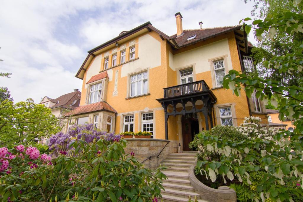 汉恩明登穆斯曼宾馆的黄色的房子,前面有花
