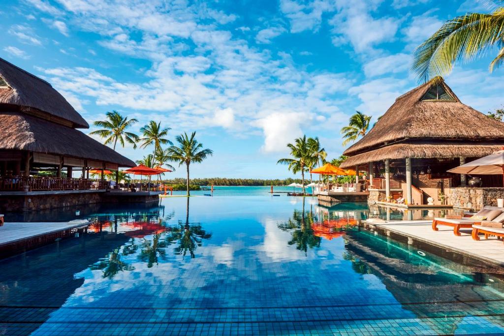 Post of Flacq康斯坦斯莫里斯王子酒店的棕榈树度假村的游泳池