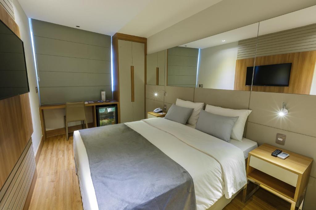 里约热内卢科帕卡巴纳大西洋酒店的卧室配有一张白色大床和电视。