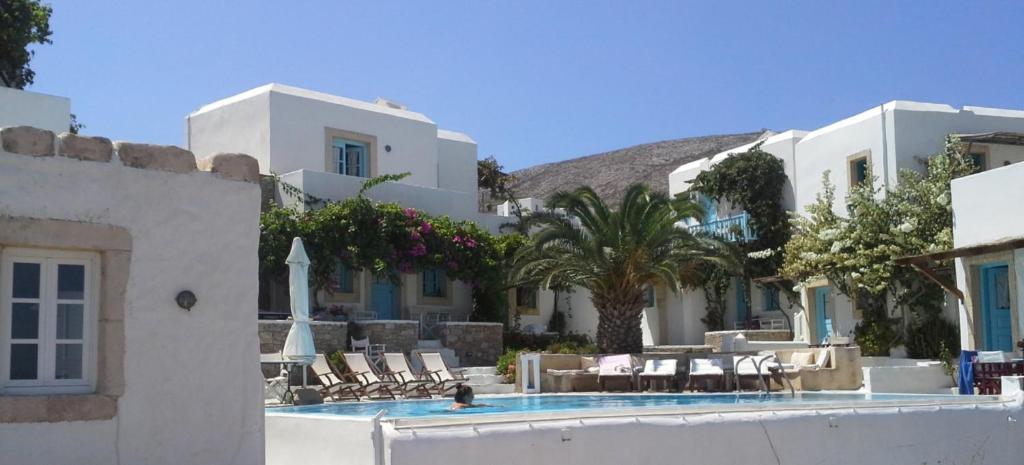 乔拉弗雷恩多斯安普罗斯酒店的一个带游泳池和椅子的度假胜地和一座建筑