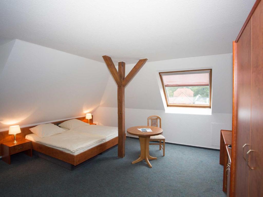 明登祖尔施特默珀斯特酒店的卧室配有一张墙壁上的横截床