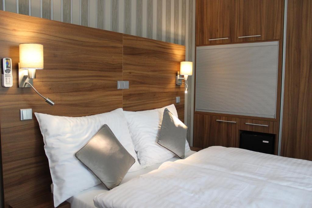 弗里代克-米斯泰克拉罗萨酒店的酒店客房配有一张带白色枕头的大床