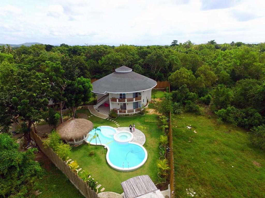 邦劳薄荷岛追梦度假村的享有带游泳池的房屋的空中景致