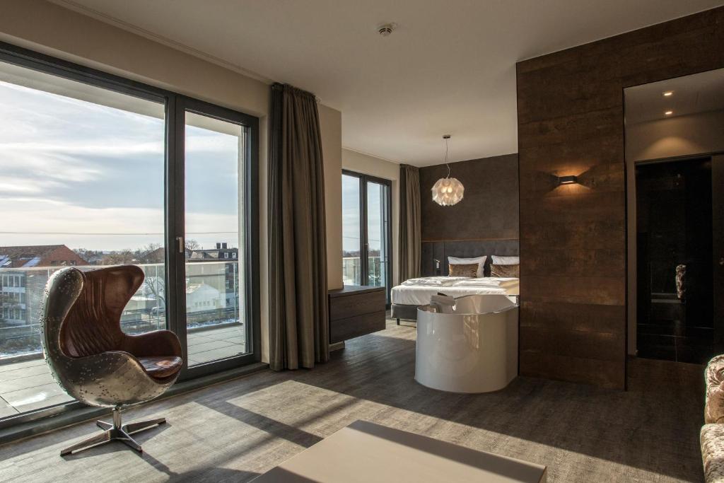 索斯特德克8索斯特设计酒店的酒店客房设有一张床和一个大窗户