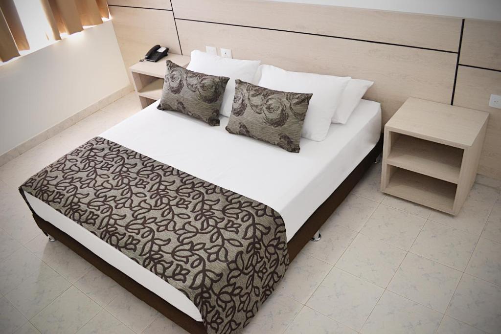 巴耶杜帕尔Hotel Kurakatá的一间卧室配有一张带黑白色棉被的床