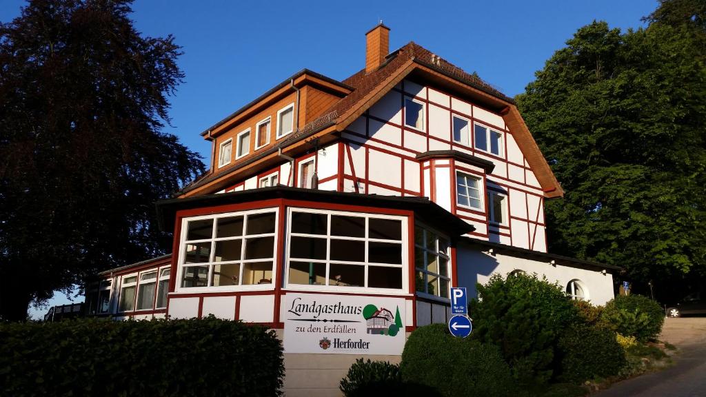 巴特皮尔蒙特Landgasthaus Zu den Erdfällen的房屋的一侧设有大窗户