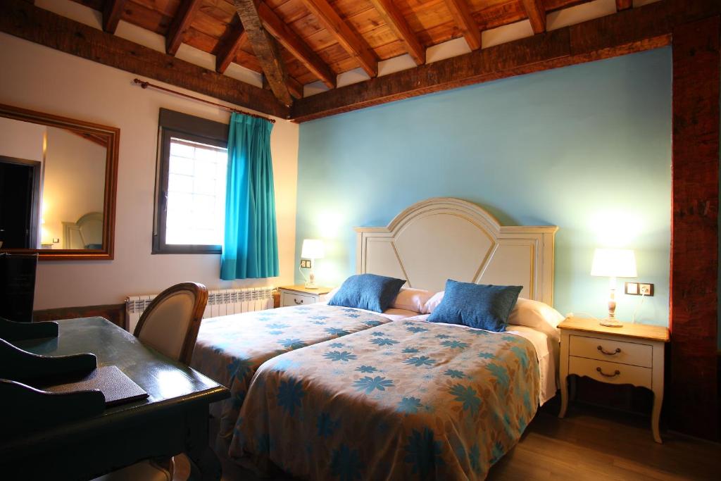 索里亚杜日斯寺酒店的一间卧室配有一张床、一张书桌和一面镜子