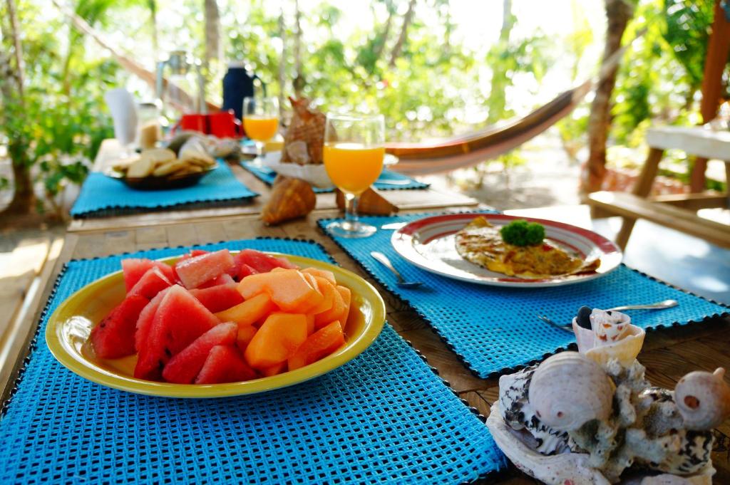 Isla Cebaco Cebaco Sunrise Lodge的一张桌子,上面放着食物和水果盘