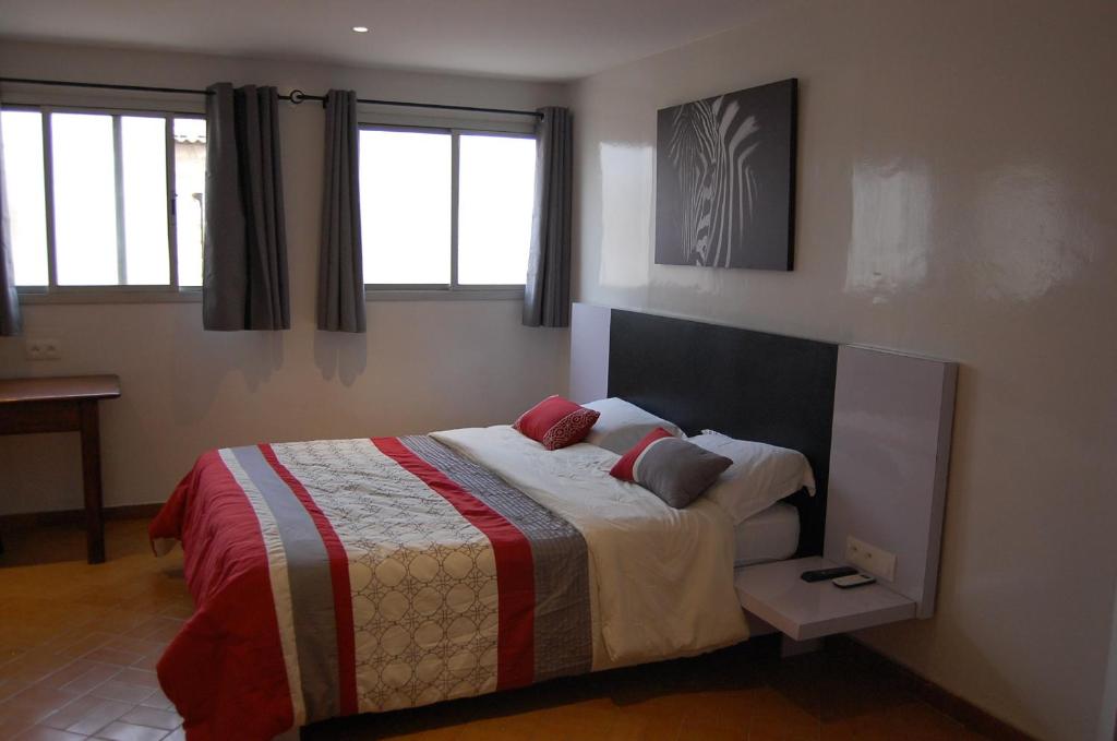 达喀尔奥帕诺拉米奇旅馆的一间卧室配有一张床和一台电视。