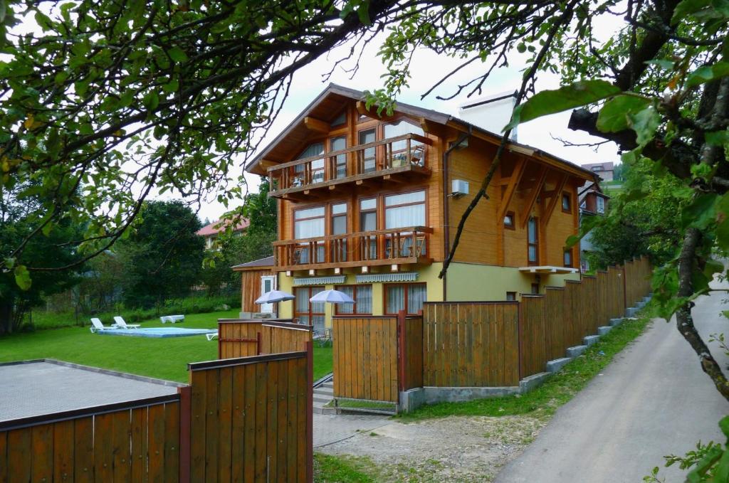 亚列姆切勃朗峰木屋酒店的一座带木栅栏和庭院的房子