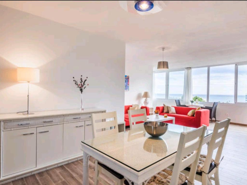 多列毛利诺斯普拉亚马尔r公寓的厨房以及带桌椅的起居室。