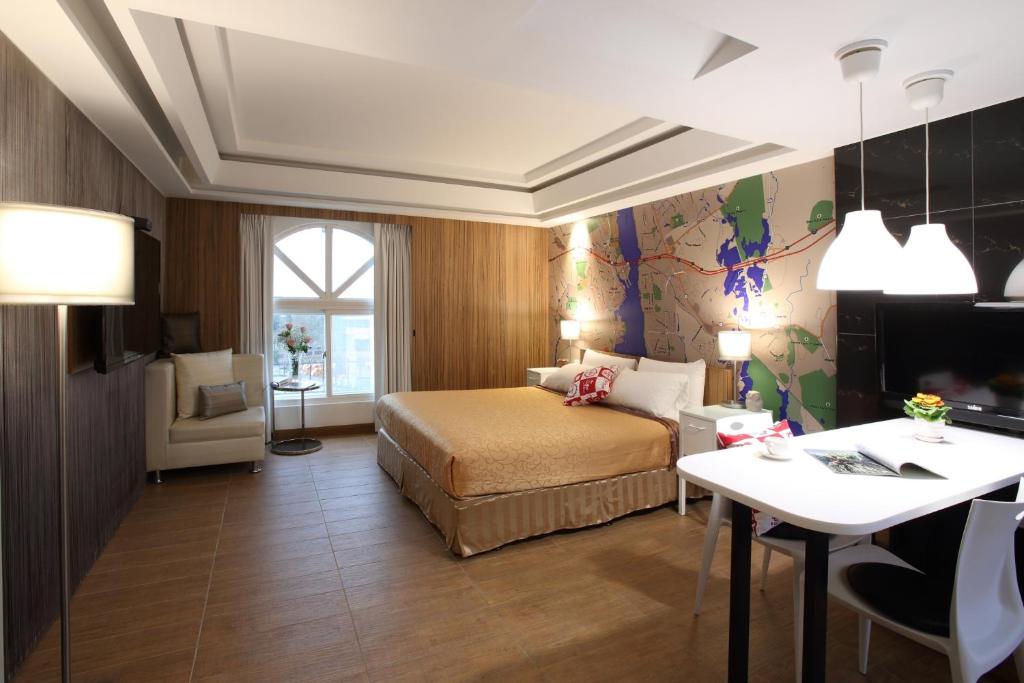 淡水长缇海景饭店的配有一张床和一张书桌的酒店客房