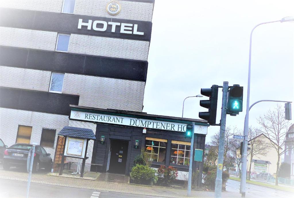 鲁尔河畔米尔海姆顿特内霍夫酒店的街角的交通灯酒店