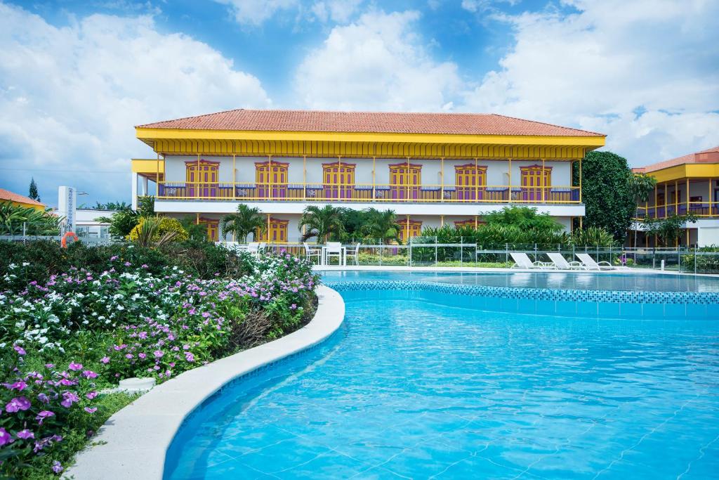 拉特瓦伊达Hotel Mocawa Resort的大楼前设有游泳池的酒店