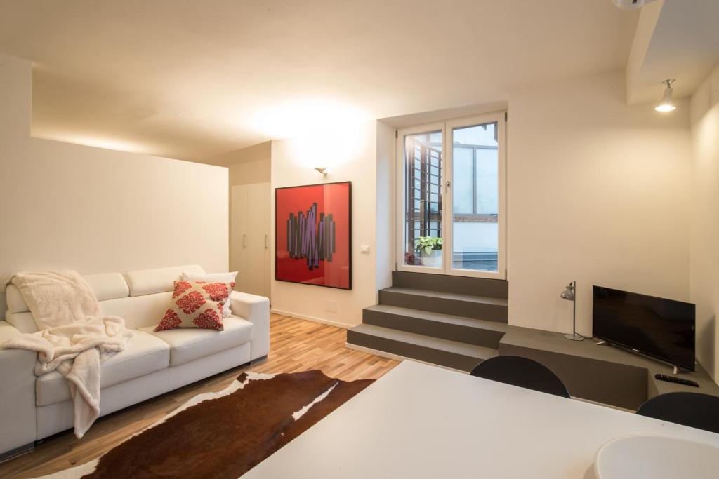 特伦托Casa Marchiodi的客厅配有白色沙发和电视