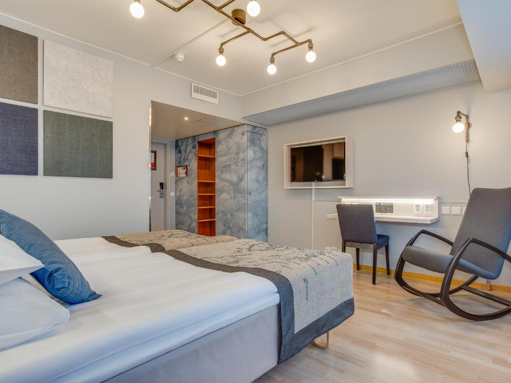 瓦萨瓦库娜瓦萨原味所库斯酒店的卧室配有一张床和一张桌子及椅子