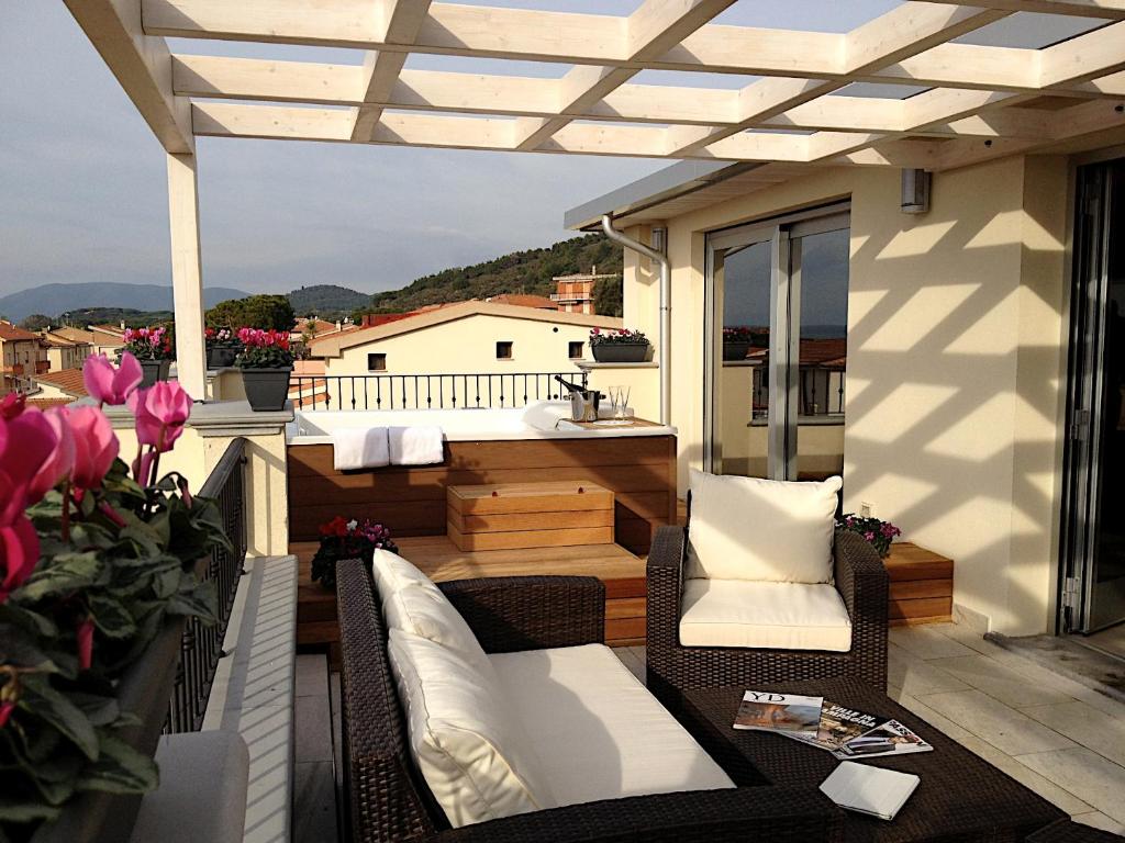 卡斯蒂里昂纳·德拉佩塞拉乌纳沃尔特酒店的阳台配有浴缸和桌椅。