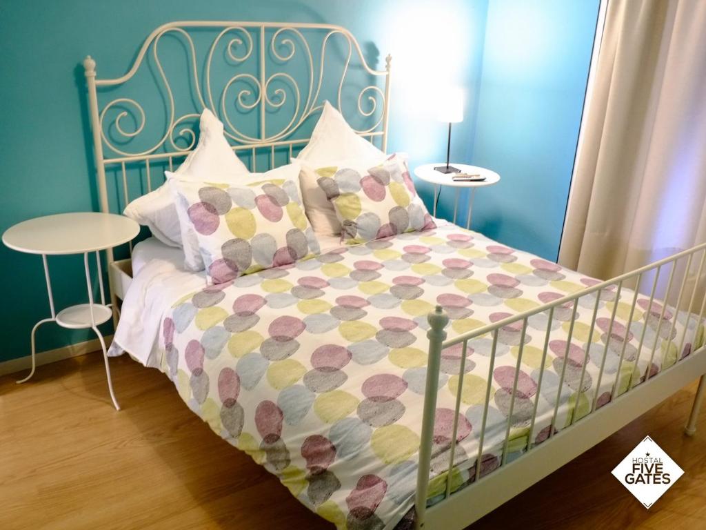 奥苏纳Hostal Five Gates的蓝色卧室配有一张床、床罩和枕头