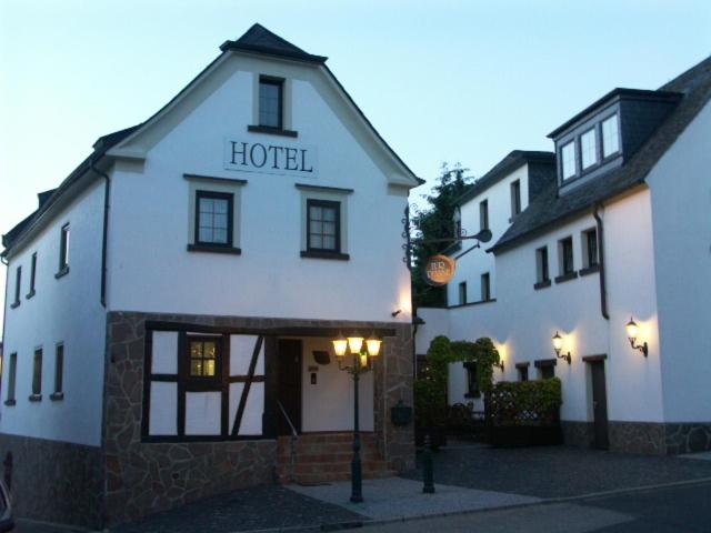 科布伦茨祖尔帕法奈餐厅酒店的带有酒店读取标志的酒店大楼