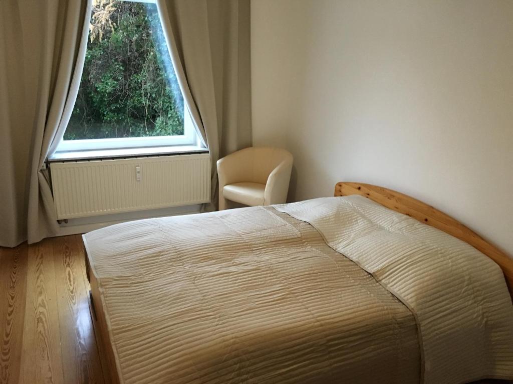汉堡所有你所需 - 客房民宿的卧室配有床、椅子和窗户。
