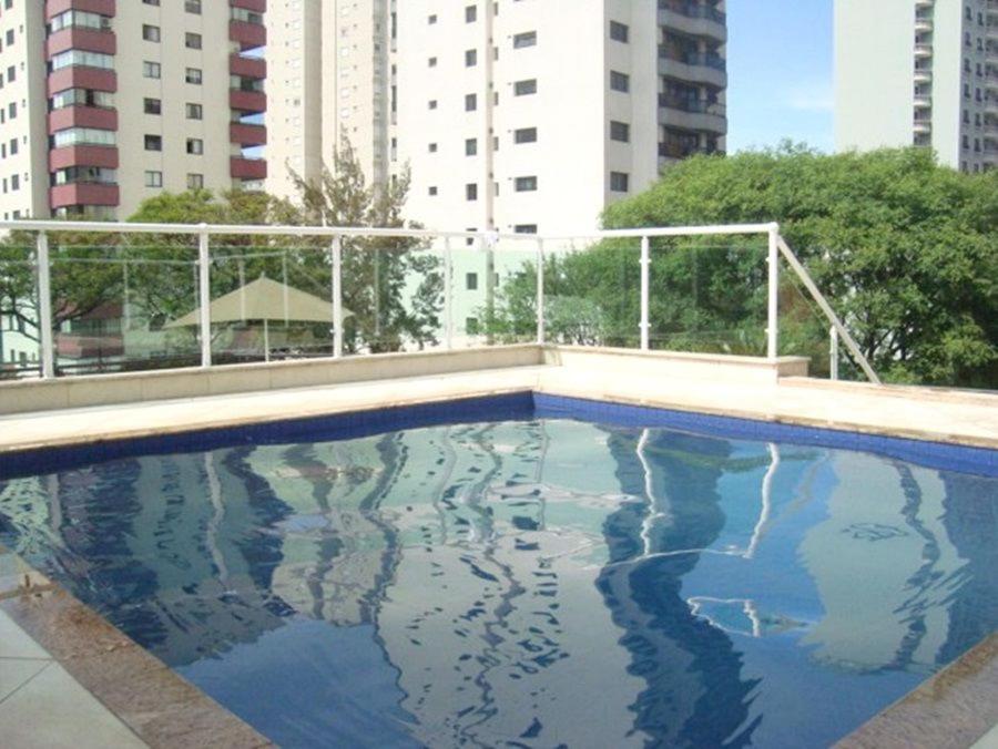 圣保罗上方酒店的一个空的游泳池,有建筑背景
