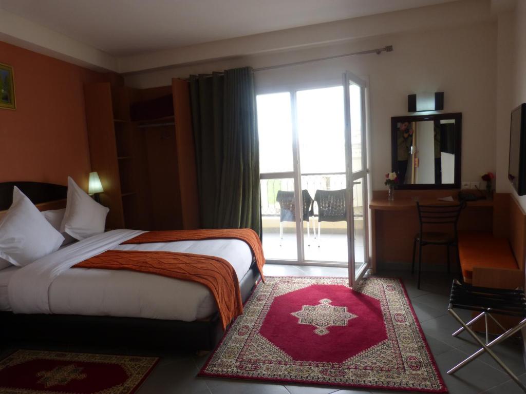 非斯菲斯艾瑞娜酒店的酒店客房设有一张床和一个大窗户