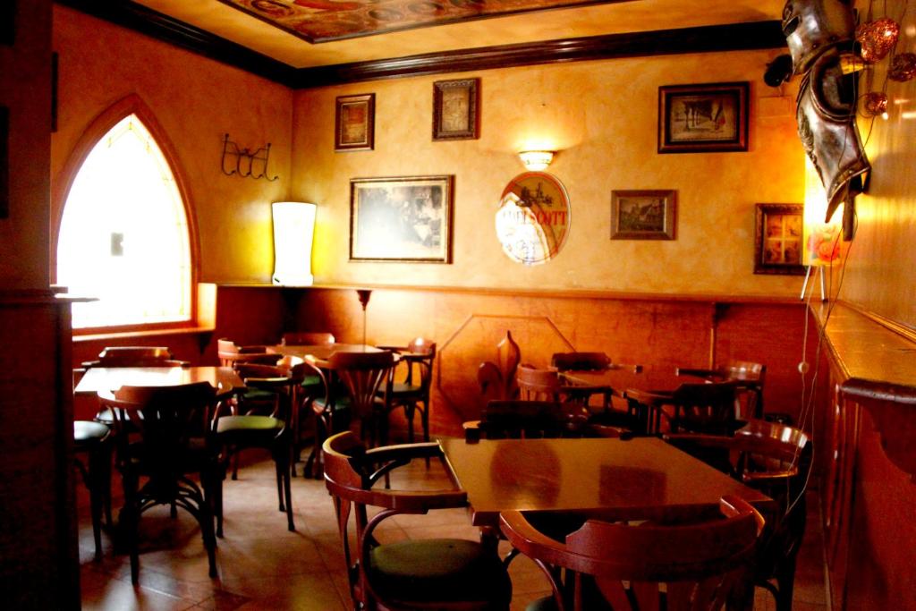哈兰迪雅·德·拉·维尔甘特旅馆的餐厅设有桌椅和窗户。