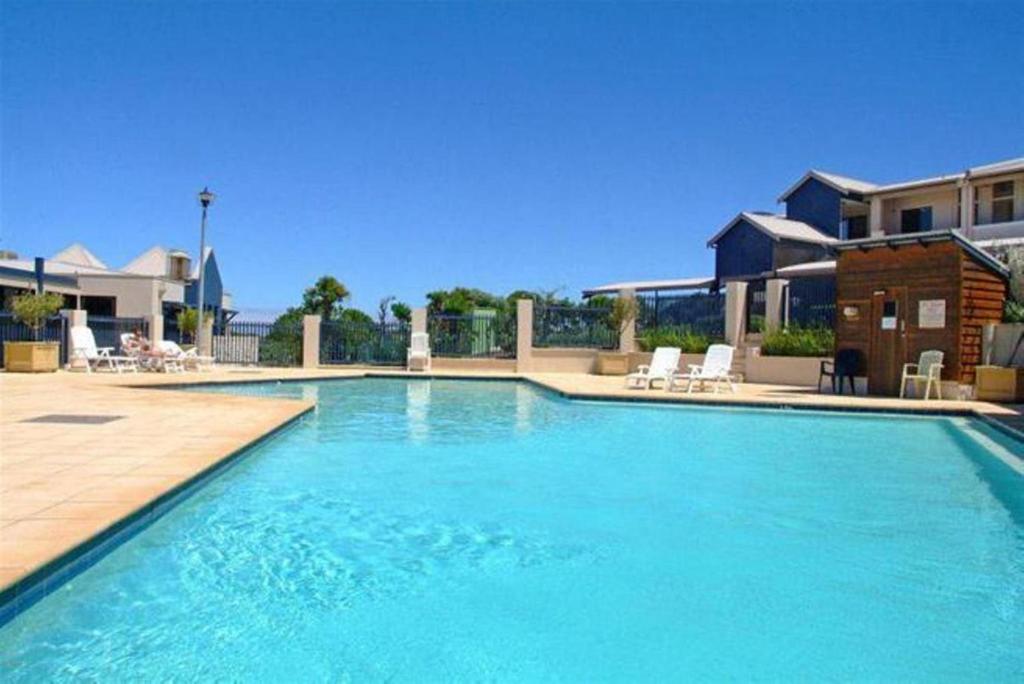 玛格丽特河玛格丽特海滩度假酒店的一座蓝色的大游泳池