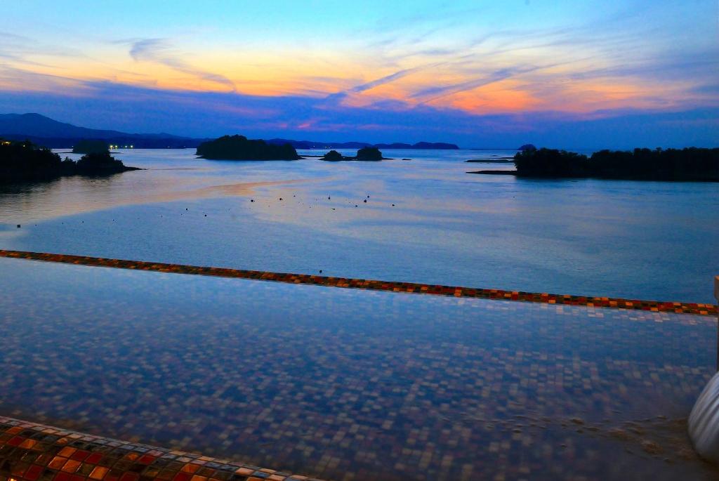 上天草和平海洋龙宫酒店的日落时分水面的景色