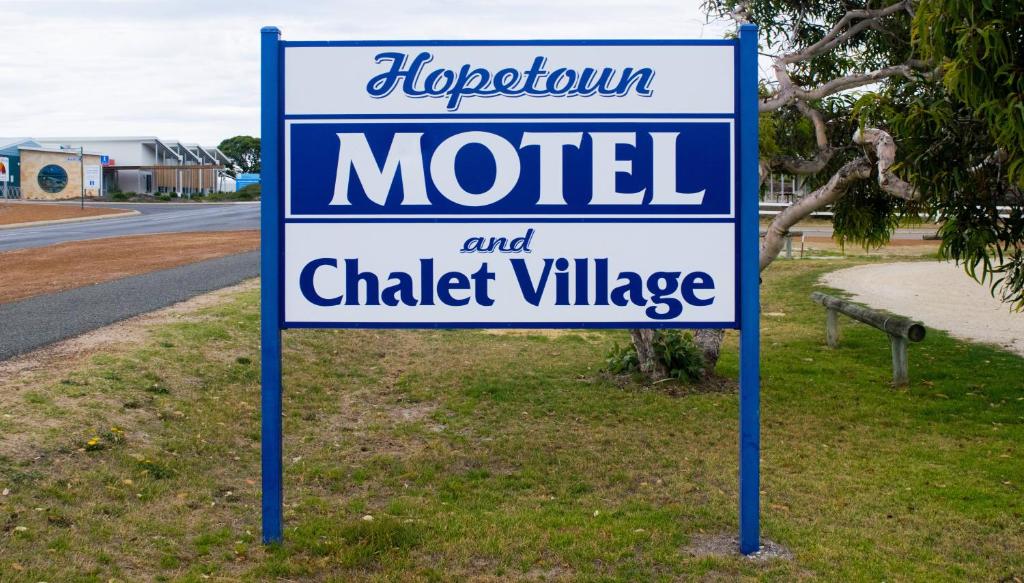Hopetoun河普汤汽车旅馆的汽车旅馆和租村的标志