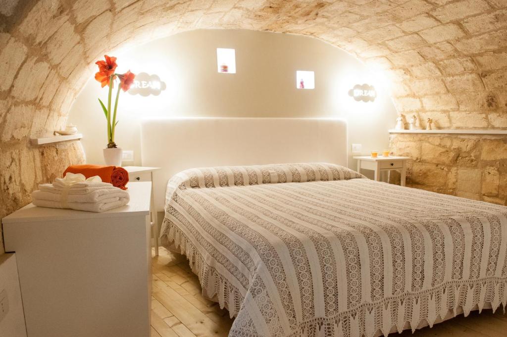 阿尔塔穆拉Murgia Dreams的卧室配有砖墙内的床铺