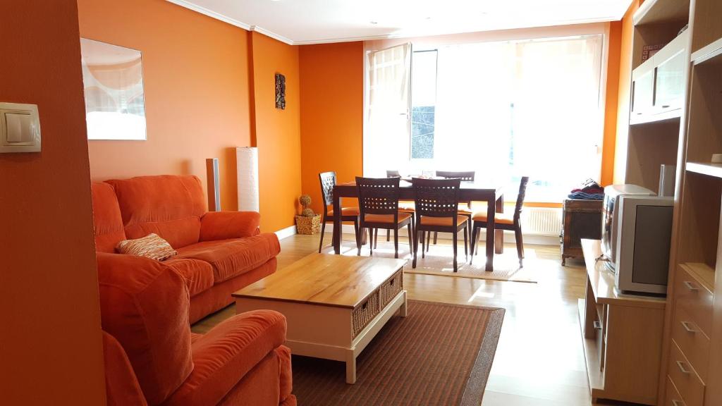 蒙达卡Mundaka Beach flat parking privado的客厅配有沙发和桌子