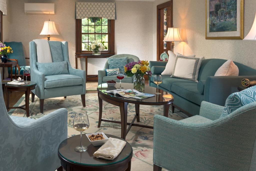 查塔姆老港旅馆的客厅配有蓝色的沙发和椅子