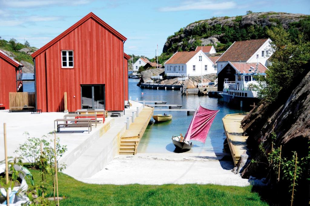 Søgne维尔菲特尼赫乐桑迪公寓的港口里的红谷仓和船