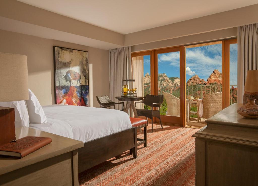 塞多纳果园旅馆的酒店客房设有一张床和一个大窗户