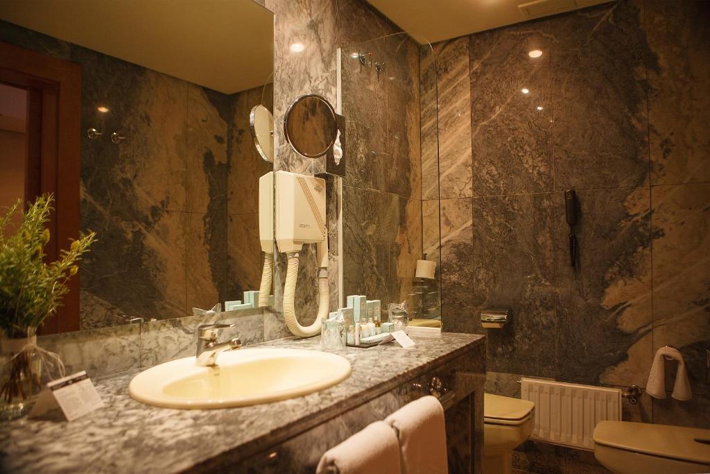 塞哥维亚塞戈维亚旅馆的一间带水槽和镜子的浴室