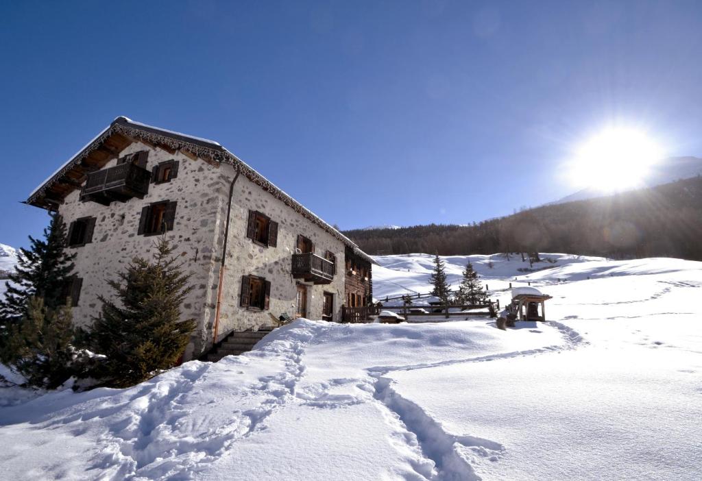 利维尼奥La Dormeuse的雪中的一个建筑,太阳在后面