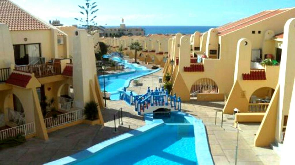 阿德耶Mareverde, Costa Adeje, pool view terrace的享有带游泳池的度假村景致