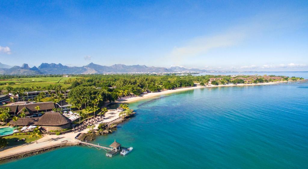巴拉克拉瓦玛丽蒂姆毛里求斯水疗度假酒店的享有海滩空中美景和度假胜地