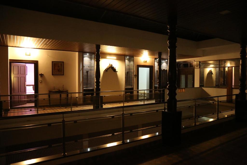KalasaHotel Mudra Midtown Suites & Rooms的夜间欣赏大楼内部的景色