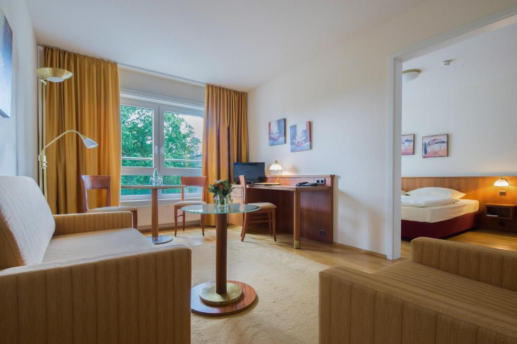 汉堡汉堡新生活酒店的酒店客房设有一张沙发和一张床