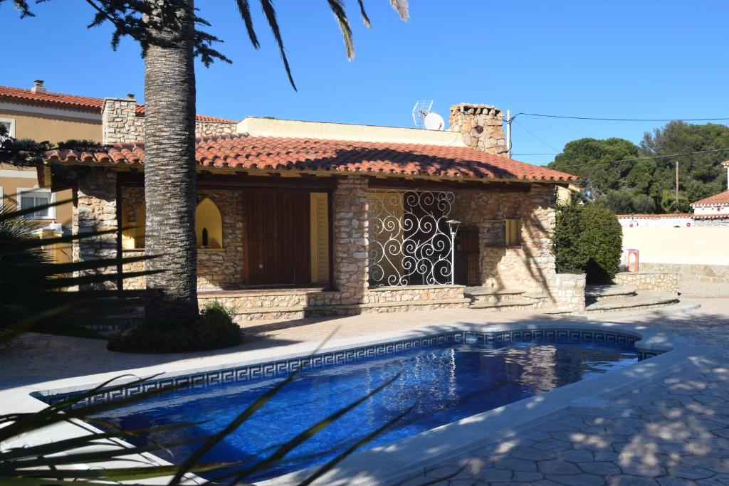 迈阿密普拉特亚Villa la Masia的房屋前有游泳池的房子
