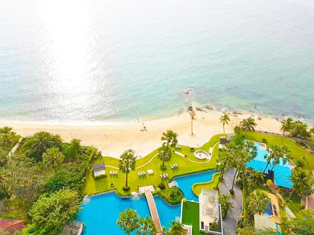 北芭堤雅芭提雅棕榈滩旺马特公寓的享有度假胜地和海滩的空中景致