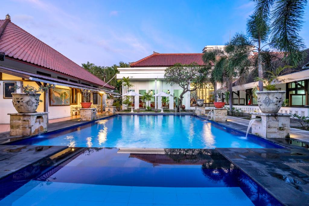 登巴萨巴厘岛英娜遗址酒店的房屋前的游泳池